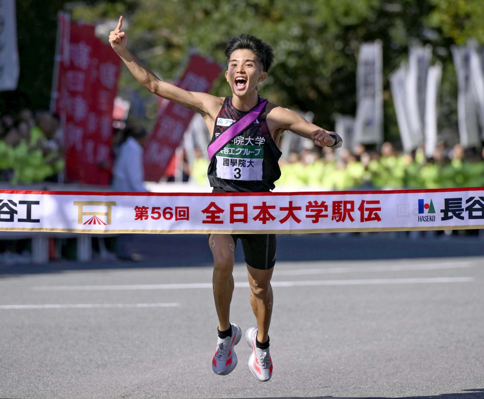 １位でゴールする国学院大のアンカー・上原琉翔＝伊勢神宮