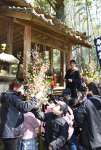 ４年ぶりに復活した「ダゴ祭り」でカラフルなダゴ花を取る尾野見小学校の子どもたち＝2024年3月2日、志布志市松山の霧島神社