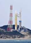 射点に移動し打ち上げを待つＨ３ロケット４号機＝４日午前１１時９分、南種子町の種子島宇宙センター