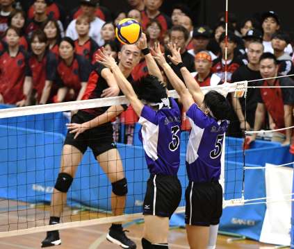 男子決勝の第１セット、川内商工・小園がスパイクを決める＝西原商会アリーナ