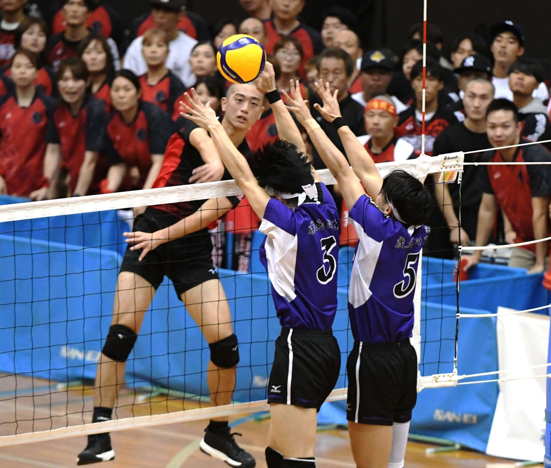 男子決勝の第１セット、川内商工・小園がスパイクを決める＝西原商会アリーナ
