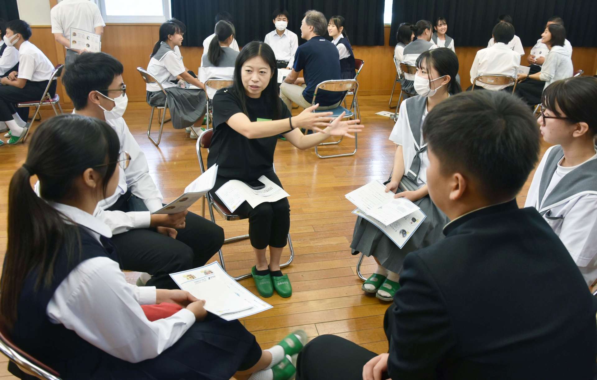 生徒と交流する小宮山利恵子さん（中央）＝南大隅町の根占中学校