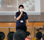 マルイ農協の仕事を紹介する飯尾恵さん＝出水市の高尾野小学校
