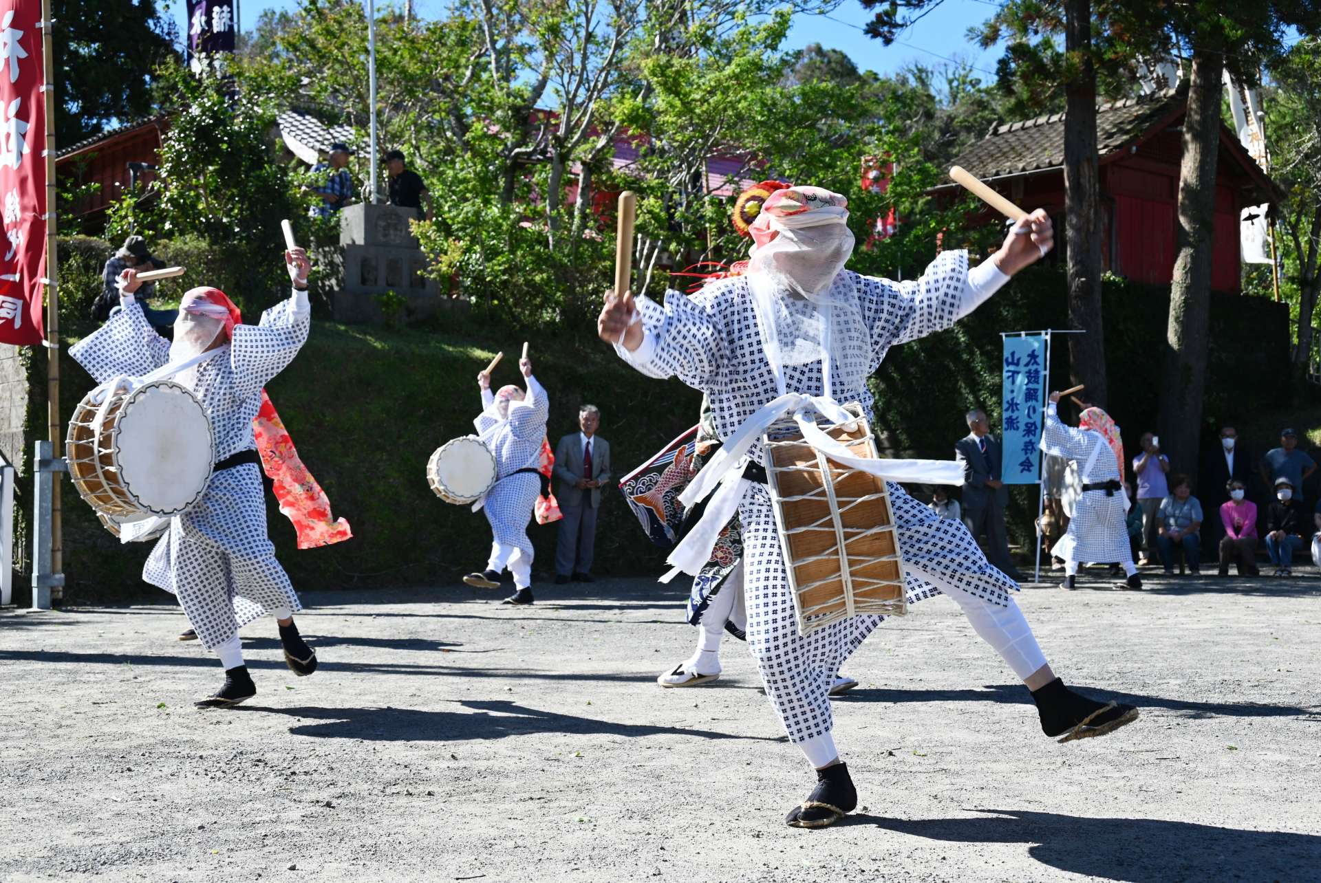 勇壮な踊りを奉納する山下・水流太鼓踊り保存会＝枕崎市の南方神社