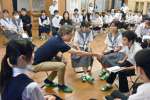 講師との交流を楽しむ生徒ら＝南大隅町の根占中学校