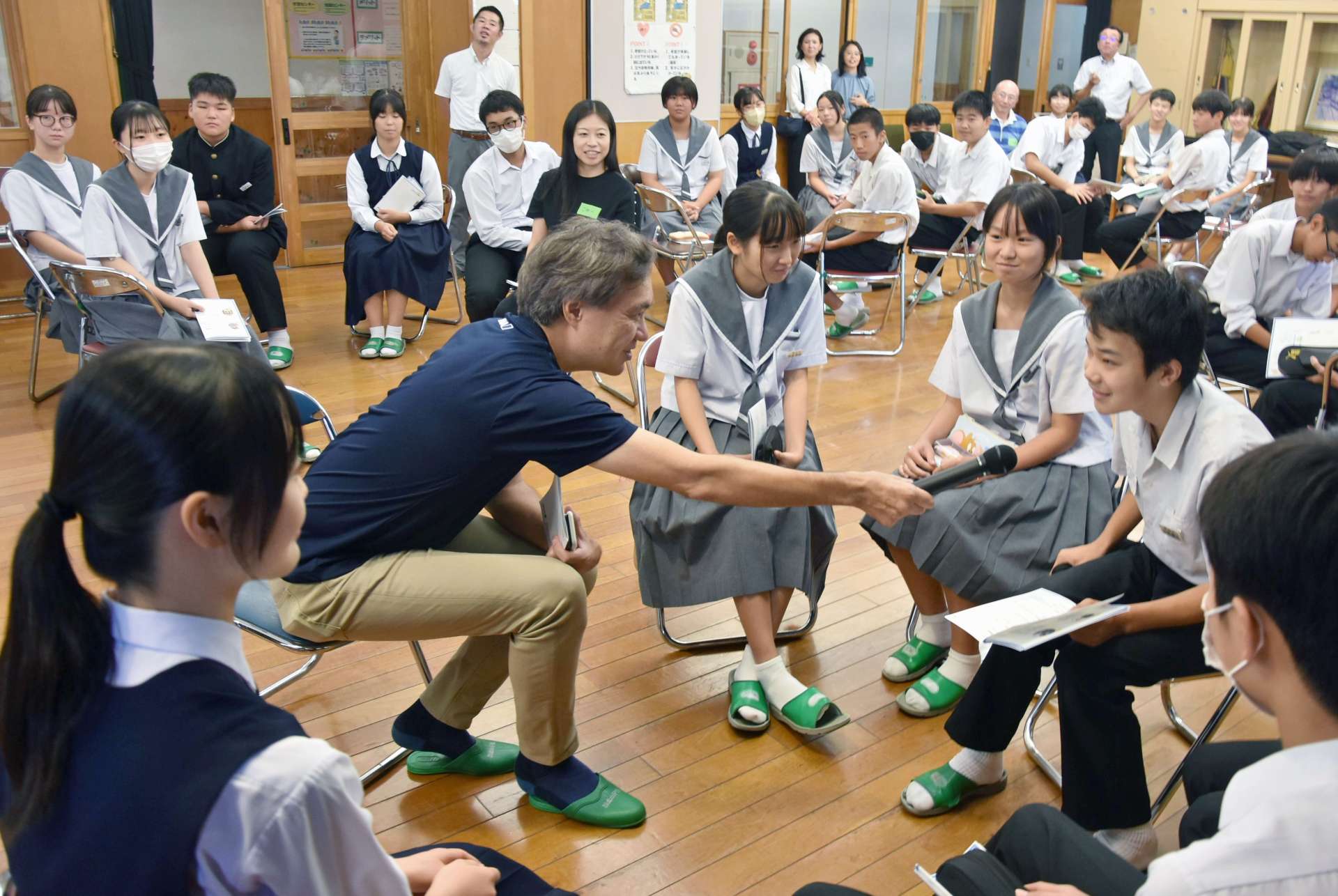講師との交流を楽しむ生徒ら＝南大隅町の根占中学校