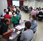 市の観光振興について意見交換する議員と市民＝枕崎市市民会館