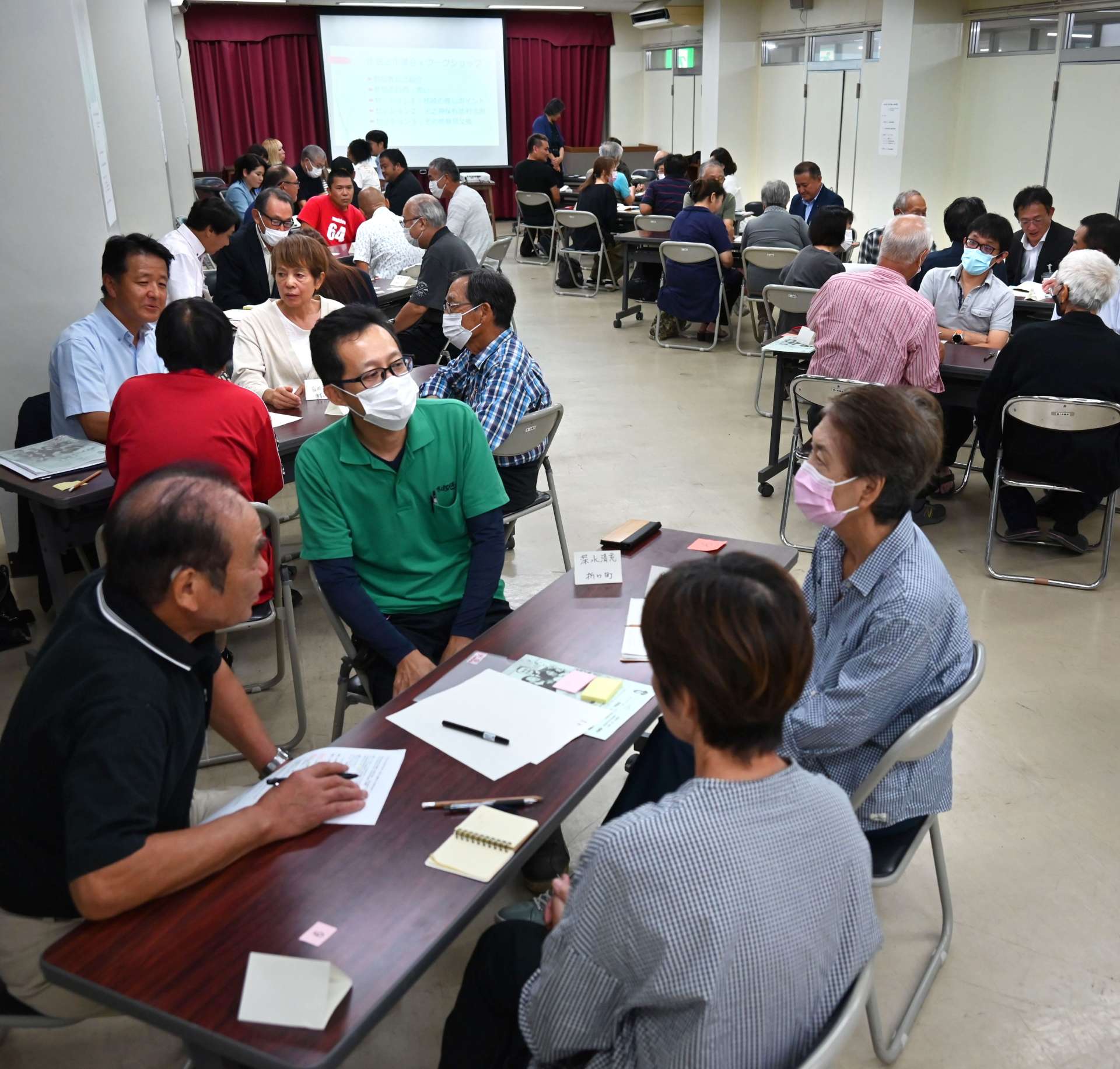 市の観光振興について意見交換する議員と市民＝枕崎市市民会館