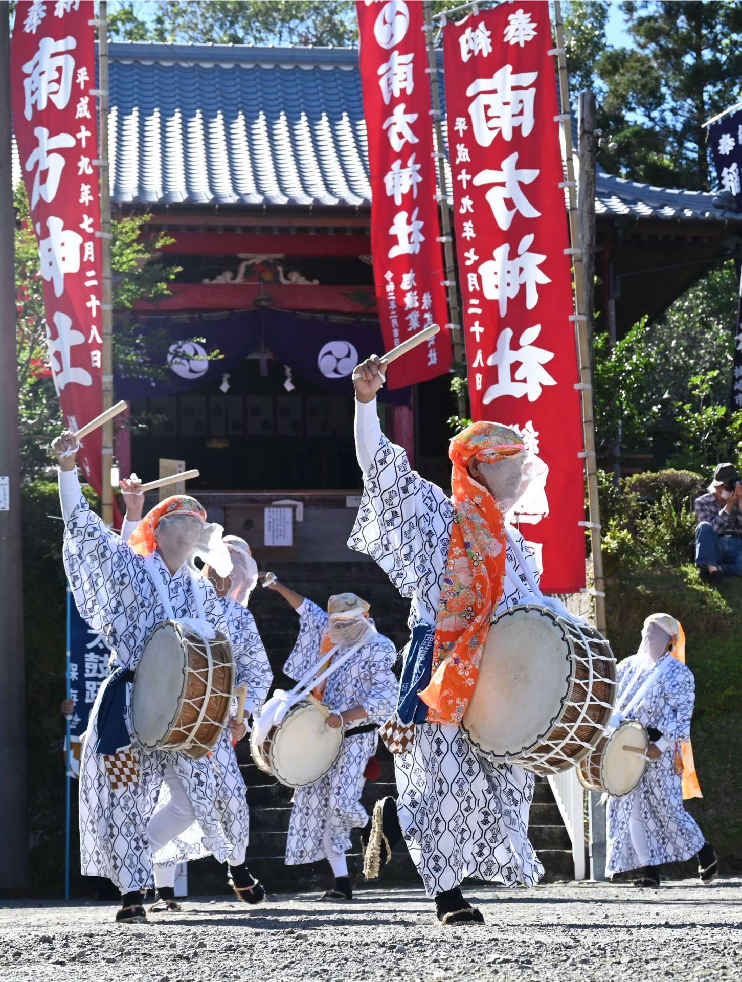 勇壮な踊りを奉納する東鹿篭太鼓踊り保存会＝枕崎市の南方神社