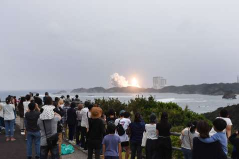 〈関連〉真っ赤な炎を噴き出し、ごう音を上げて上昇するＨ３ロケット４号機の打ち上げを見守る見物客＝４日、南種子町の恵美之江展望公園