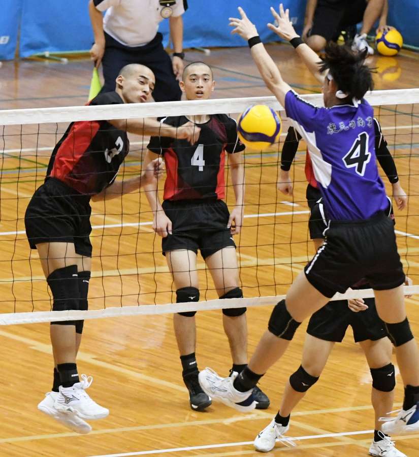 男子決勝の第３セット、川内商工の竹之下（３）がスパイクを決める＝西原商会アリーナ