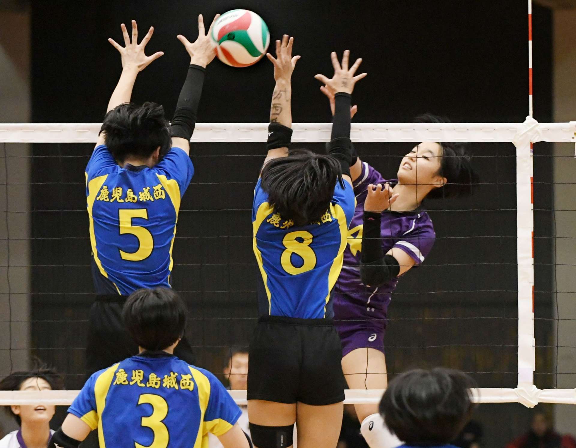 女子決勝の第３セット、鹿実の中西がスパイクを決める＝西原商会アリーナ