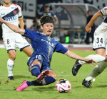 リーグ戦でシュートを決める鹿児島Ｕ・藤本＝白波スタジアム