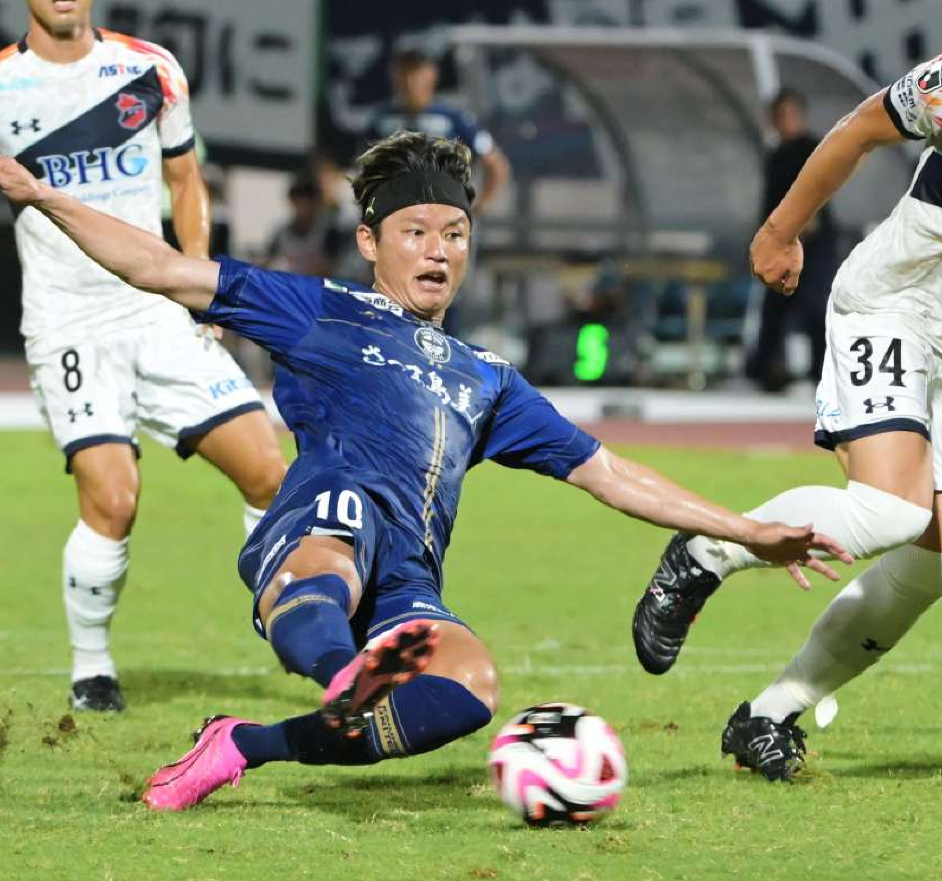 リーグ戦でシュートを決める鹿児島Ｕ・藤本＝白波スタジアム
