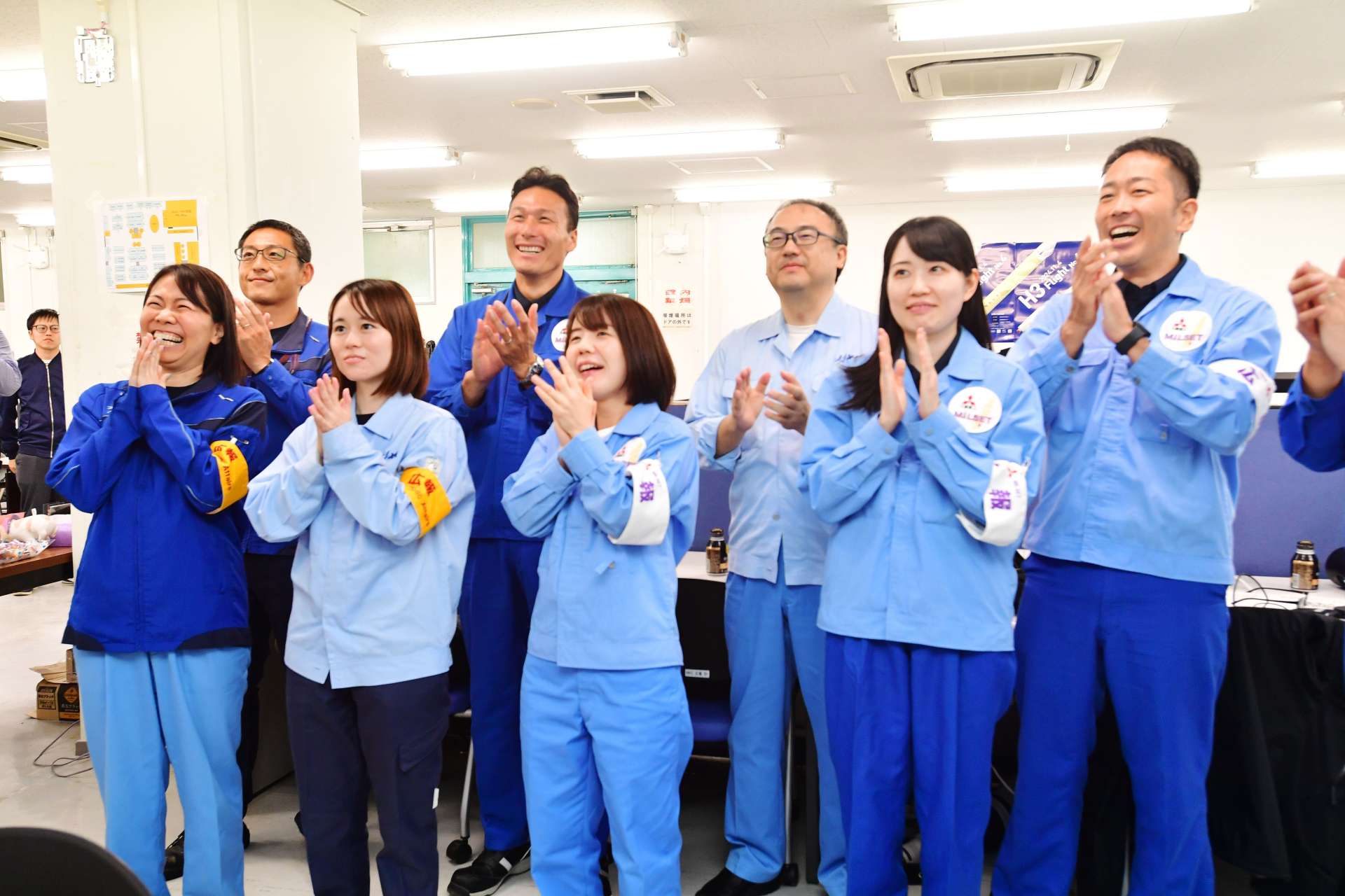 Ｈ３ロケット４号機の打ち上げ成功を喜ぶ三菱重工業のスタッフら＝４日午後４時１７分、南種子町の種子島宇宙センター