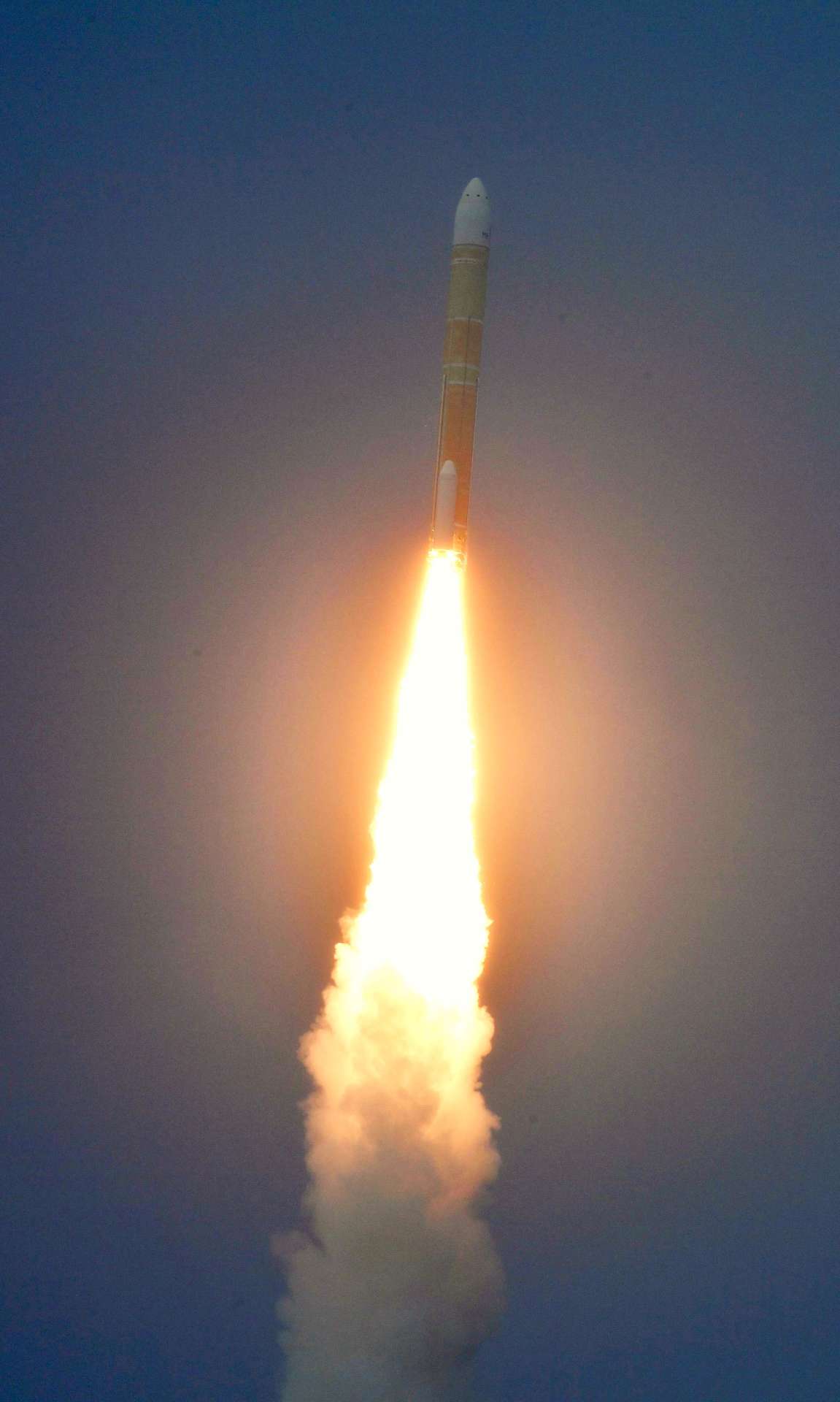 ごう音とともに上昇するＨ３ロケット４号機＝４日午後３時４８分、南種子町の種子島宇宙センター