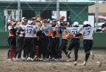 優勝が決まり喜びを爆発させる森ＡＷナイン＝知覧平和公園