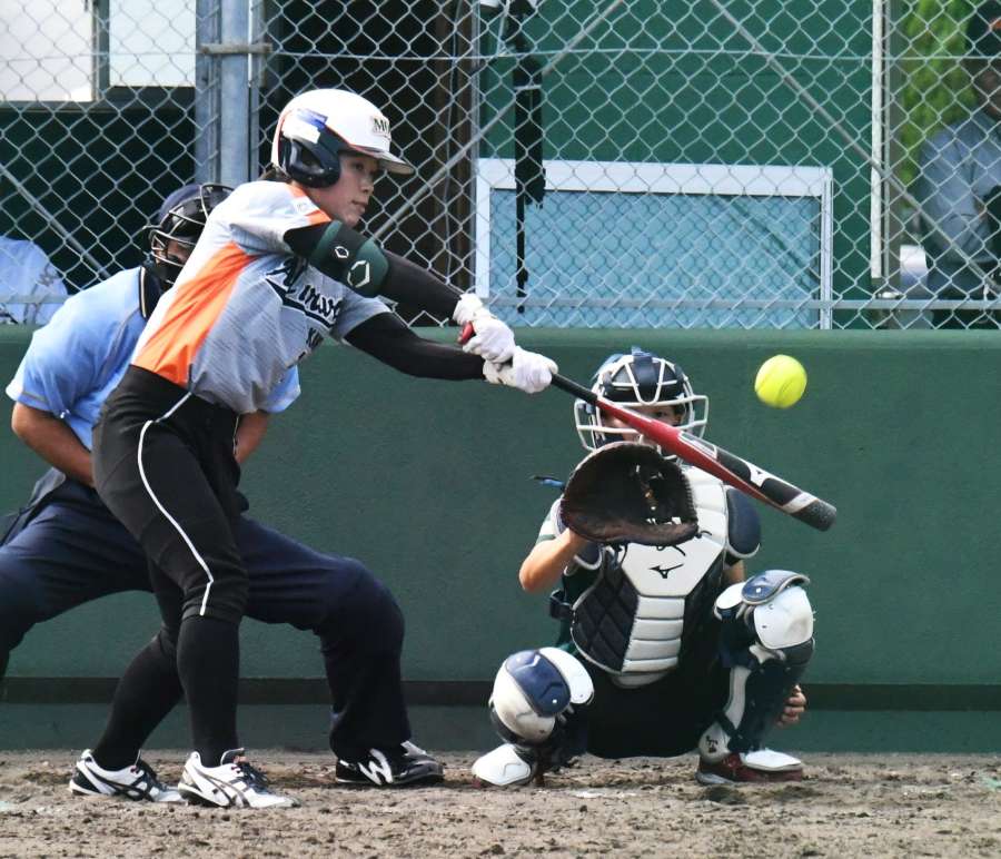 ５回裏森ＡＷ２死二塁、藤田が左前適時打を放つ＝知覧平和公園