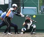 ５回裏森ＡＷ２死二塁、藤田が左前適時打を放つ＝知覧平和公園