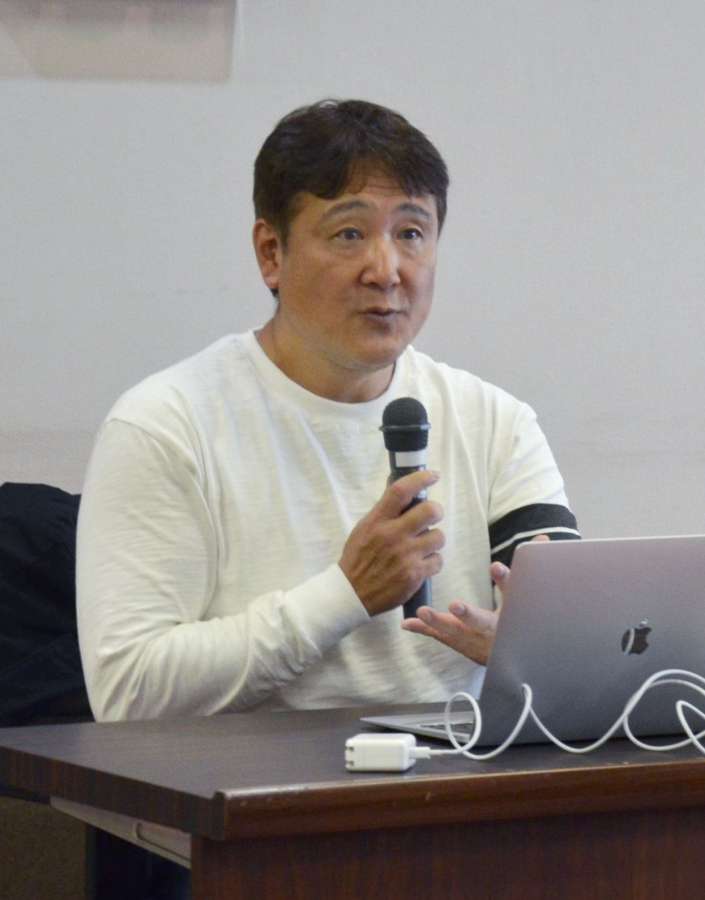 生成ＡＩの活用について提言する佐藤昌宏氏＝鹿児島市役所
