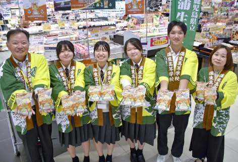 法被を着てコラボパンを売り出す蒲生高校生ら＝姶良市のイオンタウン姶良