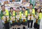 法被を着てコラボパンを売り出す蒲生高校生ら＝姶良市のイオンタウン姶良