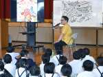 自作の読み聞かせをする絵本作家の広瀬克也さん＝南九州市の川辺小学校