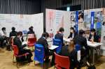 企業担当者の説明を聞く学生＝５日、鹿児島市中央町のライカ南国ホール