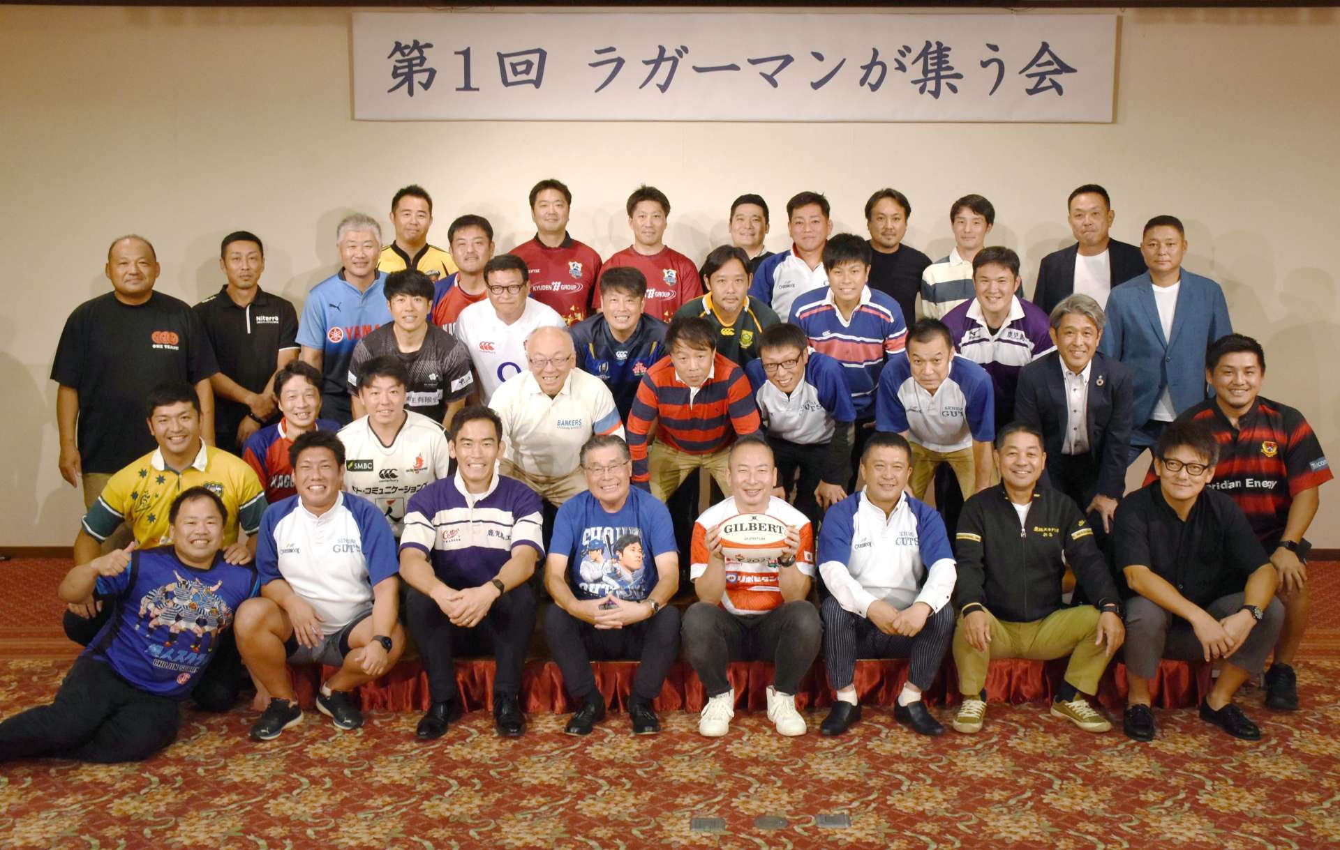 ラガーマンが集う会で写真撮影する参加者＝薩摩川内市のホテルグリーンヒル
