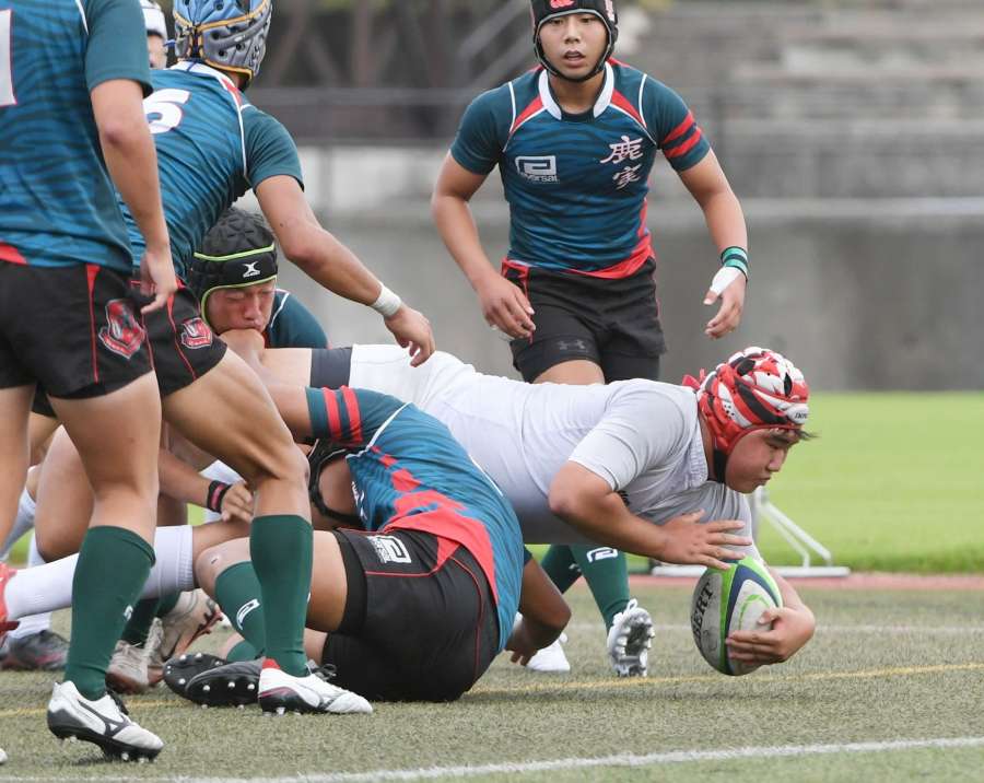 後半、甲南・鹿児島の倉園がトライを決める＝県立サッカー・ラグビー場