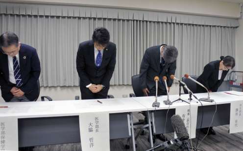会見で謝罪する鹿児島大の有倉巳幸理事（右から２人目）ら＝５日、鹿児島市の鹿大郡元キャンパス
