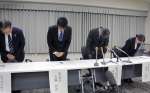 会見で謝罪する鹿児島大の有倉巳幸理事（右から２人目）ら＝５日、鹿児島市の鹿大郡元キャンパス