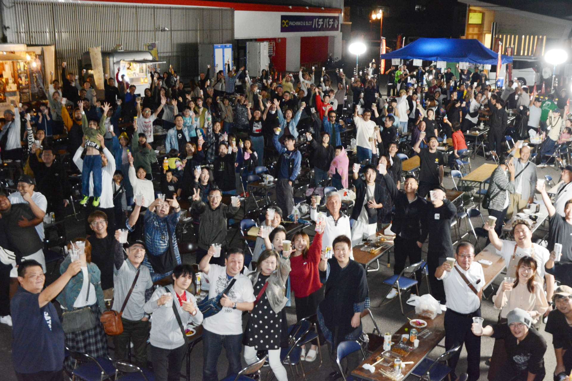 焼酎で一斉乾杯する来場者＝３日、さつま町宮之城屋地