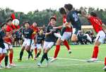 後半３６分、鹿実・木梨（右から３人目）がヘディングシュートを決める＝桷志田サッカー場
