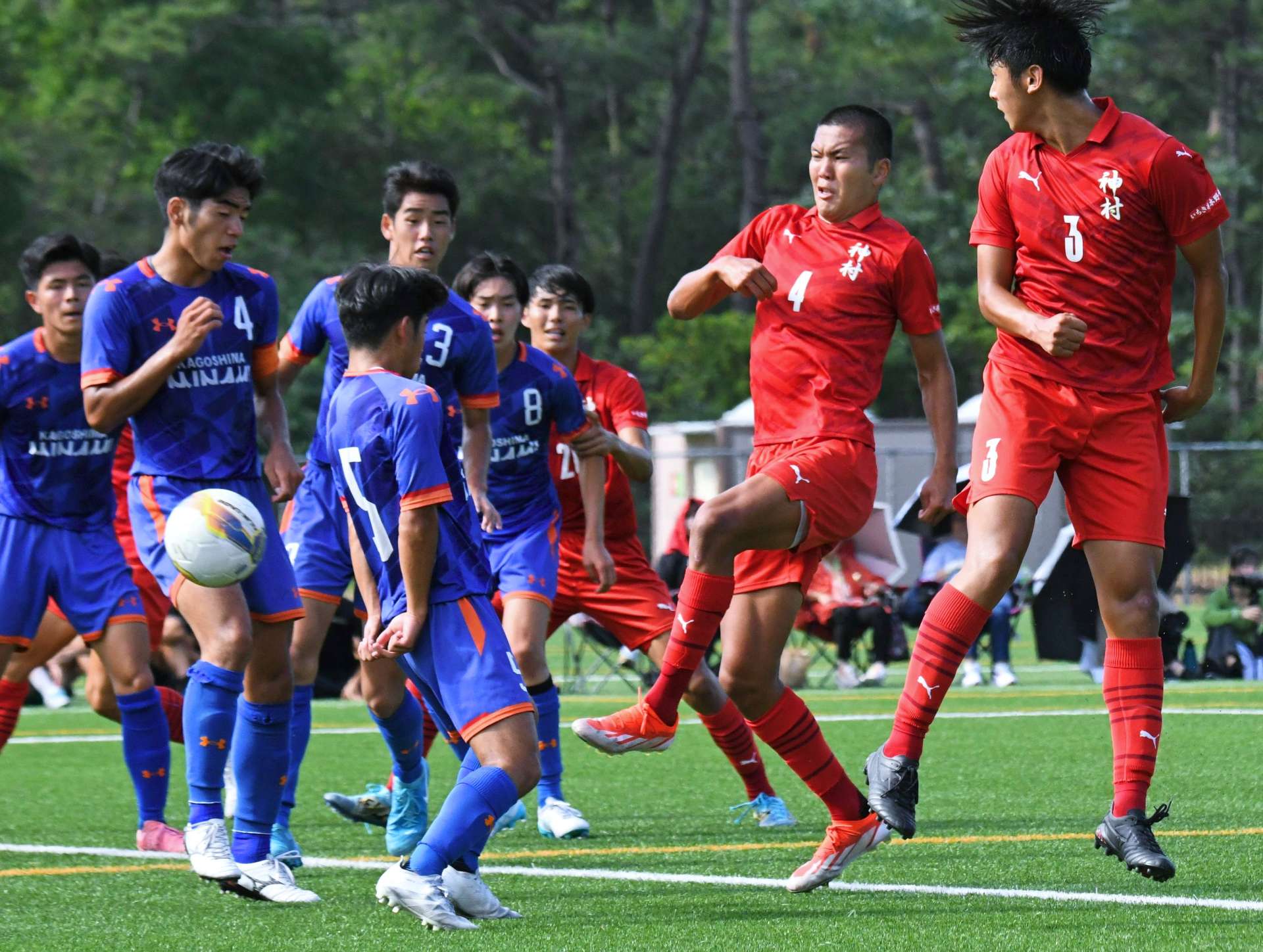 前半３３分、コーナーキックに合わせゴールを決める神村・鈴木（４）＝コトブキサッカーフィールド吹上