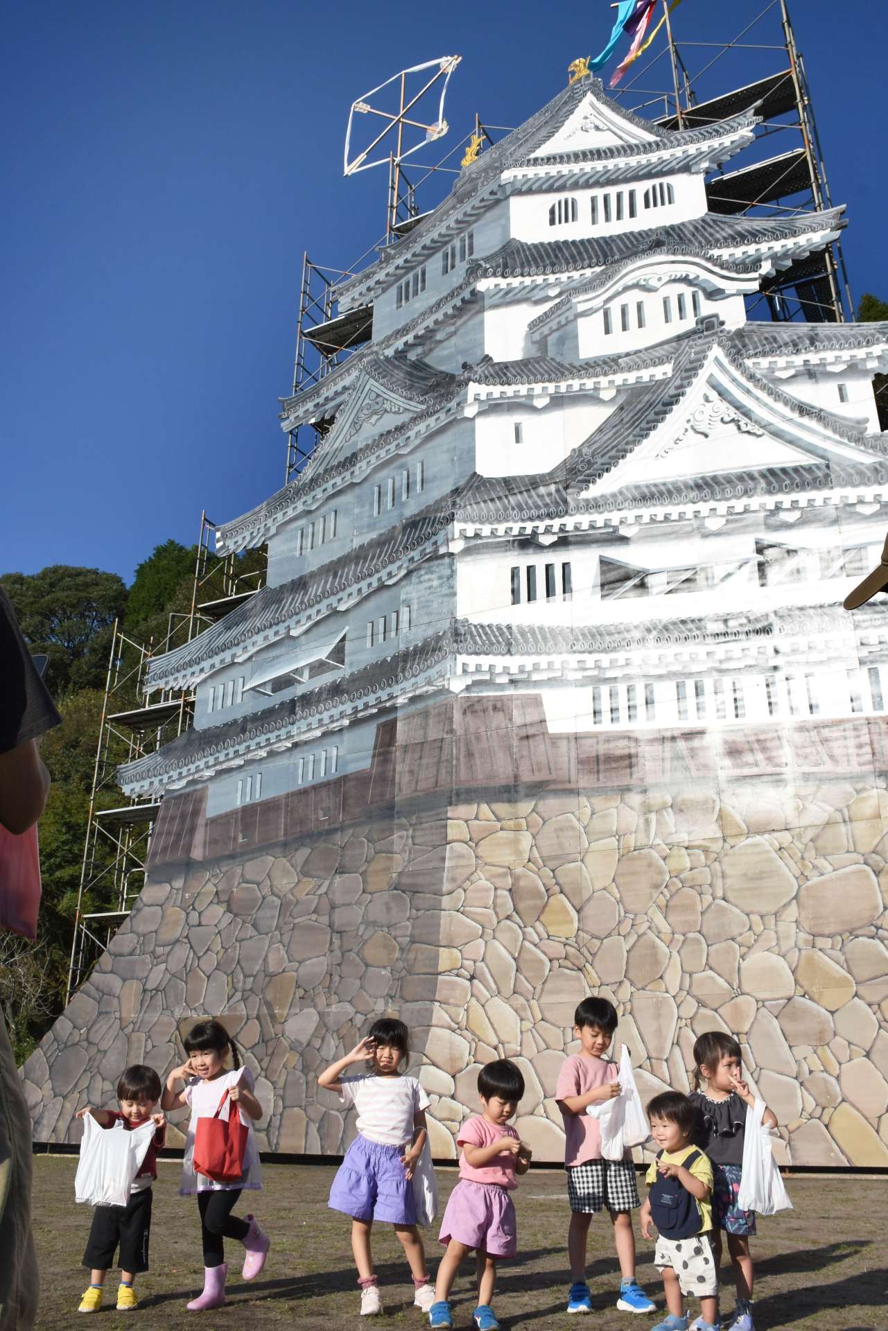 「まぼろしの一夜城」の前で記念撮影する子どもたち＝志布志市の松山城山総合公園