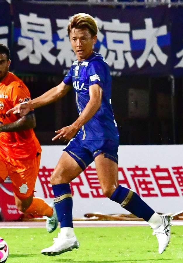 リーグ戦でプレーする鹿児島Ｕの中原＝８月、白波スタジアム