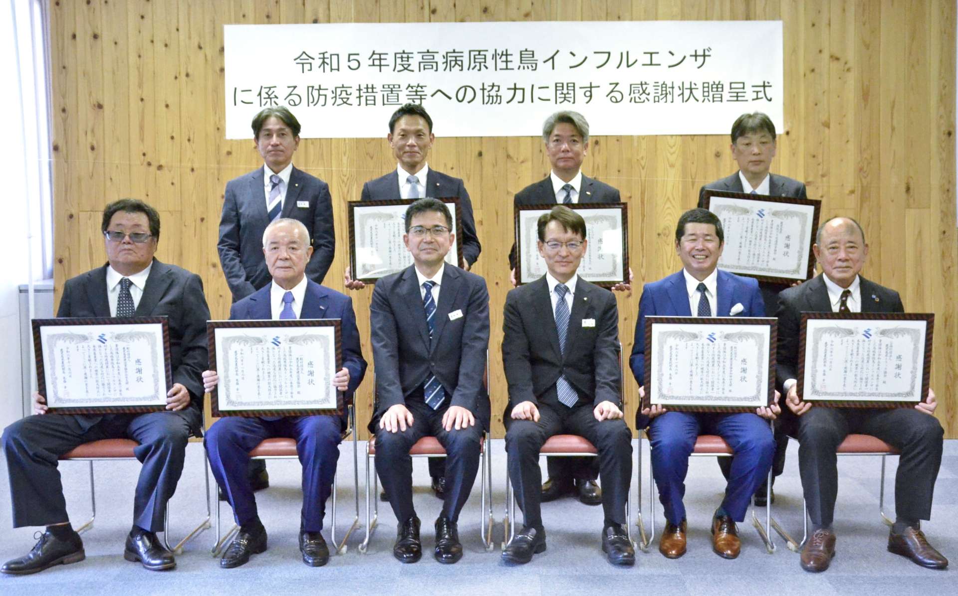 高病原性鳥インフルエンザの防疫措置に協力した関係団体代表ら＝６日、鹿児島県庁