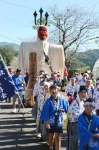 富吉小学校の児童にひかれ参道をゆく弥五郎どん＝都城市山之口町