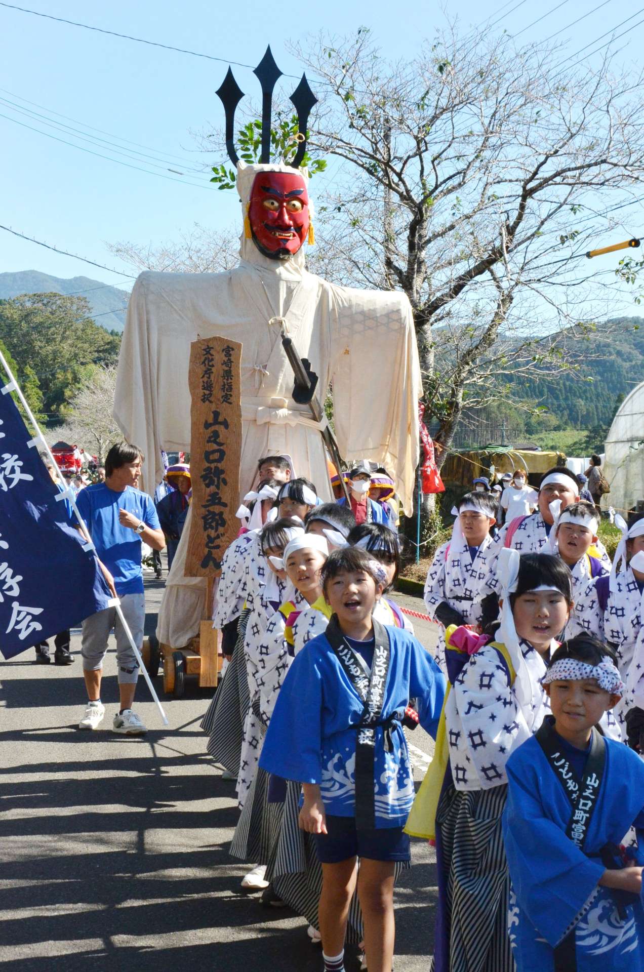 富吉小学校の児童にひかれ参道をゆく弥五郎どん＝都城市山之口町