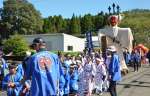 富吉小学校の児童にひかれ参道をゆく弥五郎どん＝都城市山之口町
