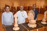 義村幸さん（中央）と弟子たちの仏像が並ぶ会場
