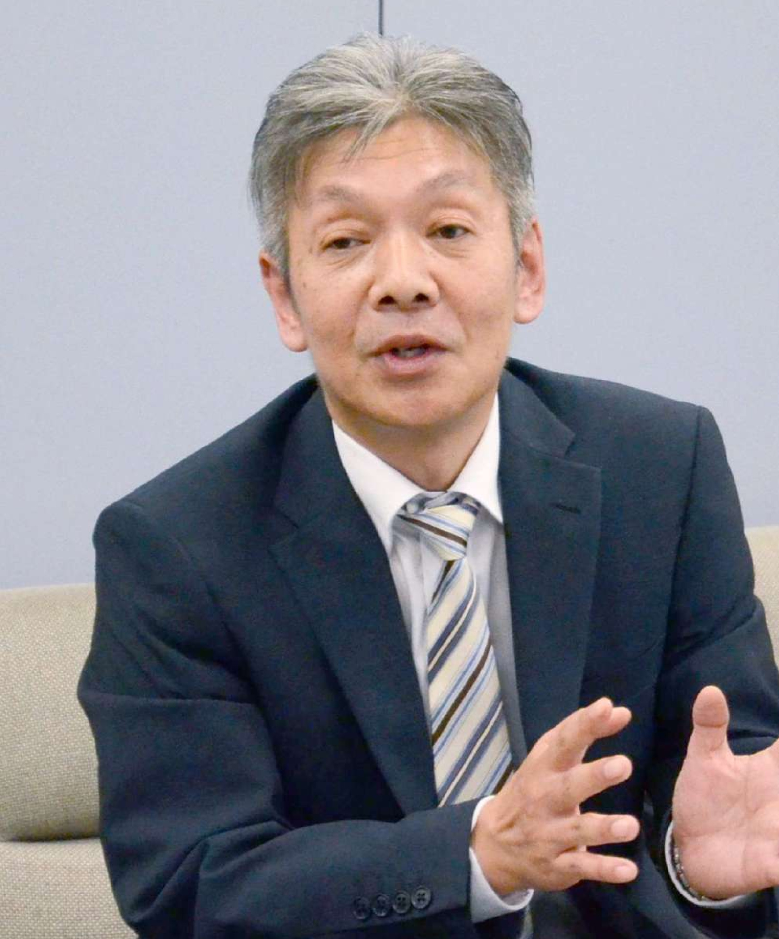 鹿児島県内の経済情勢を報告する鹿児島財務事務所の権田太所長＝６日、県庁
