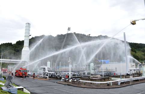 火災を想定し、一斉放水する消防車両＝いちき串木野市の串木野国家石油備蓄基地