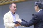 最優秀賞の表彰を受け取る入口良美さん＝７日、鹿児島市