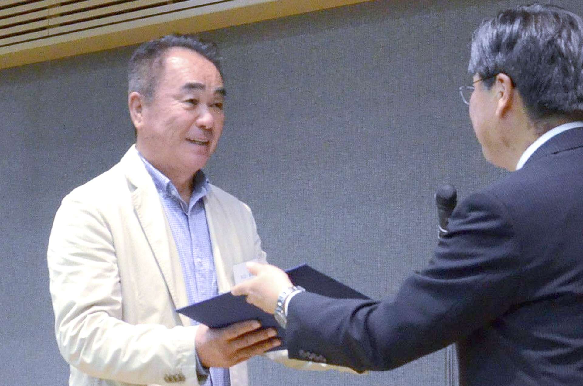 最優秀賞の表彰を受け取る入口良美さん＝７日、鹿児島市