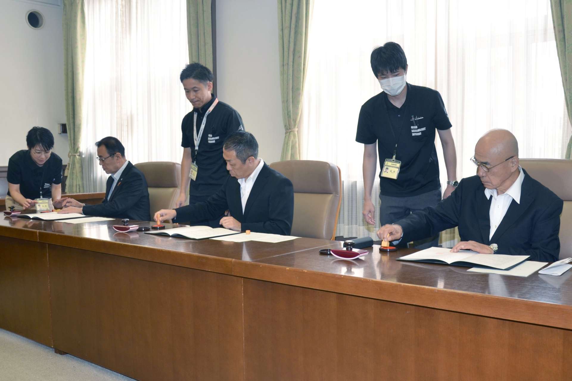 鹿児島県警備業協会、鹿児島ケータリング協会、市社会福祉協議会の会長が出席した協定締結式＝鹿児島市役所