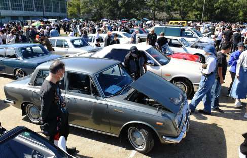 懐かしの車が並ぶ会場＝４日、出水市の野田運動場