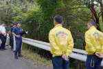 不法投棄の現場をパトロールする関係者＝７日、奄美市名瀬
