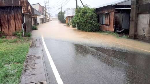 道路が冠水し、床上・床下浸水した住宅や店舗＝８日午後、与論町茶花（同町提供）
